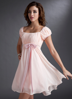 Ligne-A/Princesse Encolure Carrée Court/Mini Mousseline Satin Robe de soirée Alumnis avec Ondulé Brodé (022021033)